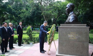 Thủ tướng Lê Minh Hưng dâng hoa tại Tượng Chủ tịch Hồ Chí Minh ở New Delhi