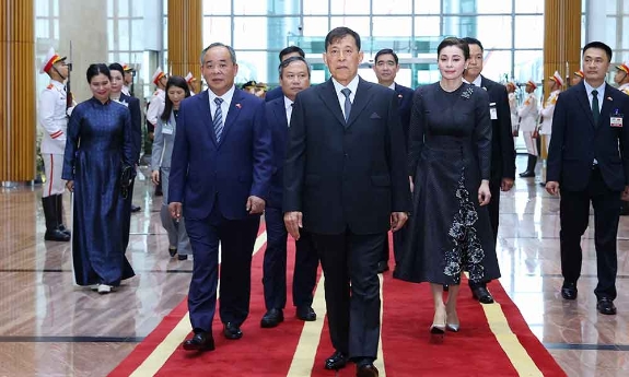 Nhà vua Vương quốc Thái Lan và Hoàng hậu đến Hà Nội, bắt đầu thăm cấp Nhà nước tới Việt Nam