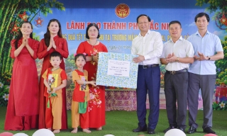 Phó Chủ tịch UBND thành phố Bắc Ninh Phạm Văn Thịnh tặng quà Tết Trung thu cho trẻ em Trường Mầm non Bồng Lai
