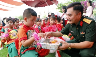 Chính ủy Bộ Chỉ huy Quân sự thành phố tặng quà trẻ em  tại phường Phượng Sơn