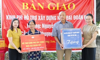 Phó Chủ tịch HĐND Thành phố Lâm Thị Hương Thành trao nhà đại đoàn kết tại phường Phượng Sơn