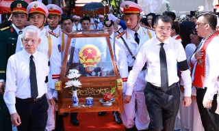 Thủ tướng Lê Minh Hưng dự lễ viếng, truy điệu 731 liệt sĩ được quy tập tại công viên Lê Thị Riêng về an táng tại Nghĩa trang liệt sĩ Thành phố Hồ Chí Minh
