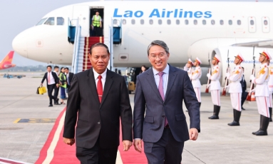  Thường trực Ban Bí thư Trung ương Đảng Nhân dân Cách mạng Lào đến Hà Nội, bắt đầu thăm chính thức Việt Nam