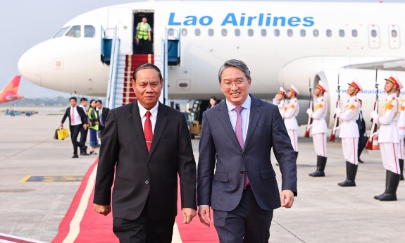 Thường trực Ban Bí thư Trung ương Đảng Nhân dân Cách mạng Lào đến Hà Nội, bắt đầu thăm chính thức Việt Nam