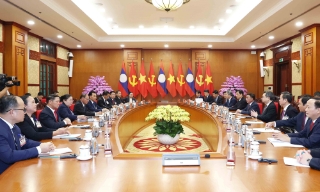 Thường trực Ban Bí thư Trần Cẩm Tú hội đàm với Thường trực Ban Bí thư Trung ương Đảng Nhân dân Cách mạng Lào Vilay Lakhamphong