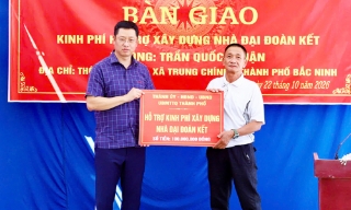 Phó Bí thư Thành ủy Trần Huy Phương dự lễ trao nhà Đại đoàn kết tại xã Trung Chính