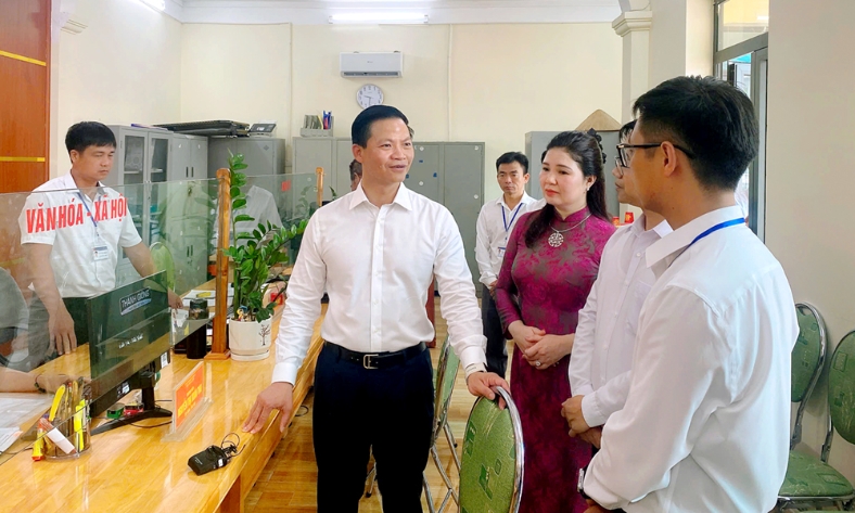  Chủ tịch UBND tỉnh Vương Quốc Tuấn kiểm tra việc thực hiện nhiệm vụ tại Trung tâm phục vụ hành chính công xã Kiên Lao