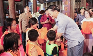 Chủ tịch UBND tỉnh Vương Quốc Tuấn thăm, tặng quà trẻ em và người dân bị ảnh hưởng do lũ lụt tại phường Vân Hà 