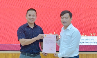 Phường Bồng Lai trao Giấy chứng nhận dự án Khu công nghiệp Quế Võ mở rộng 2