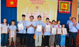 Dòng học Trần xã Văn Môn trao thưởng cho con em có thành tích trong học tập 