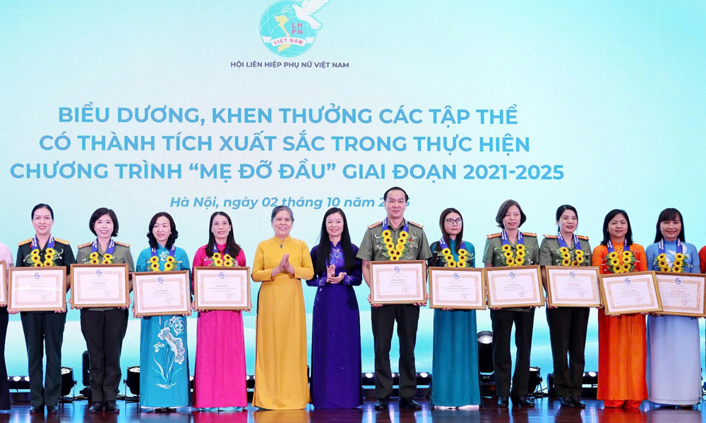  Hội Liên hiệp phụ nữ tỉnh Bắc Ninh được khen thưởng về thành tích trong thực hiện chương trình “Mẹ đỡ đầu”