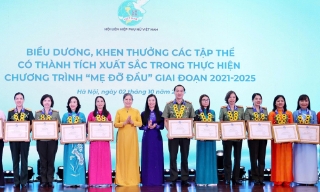 Hội Liên hiệp phụ nữ tỉnh Bắc Ninh được khen thưởng về thành tích trong thực hiện chương trình “Mẹ đỡ đầu”
