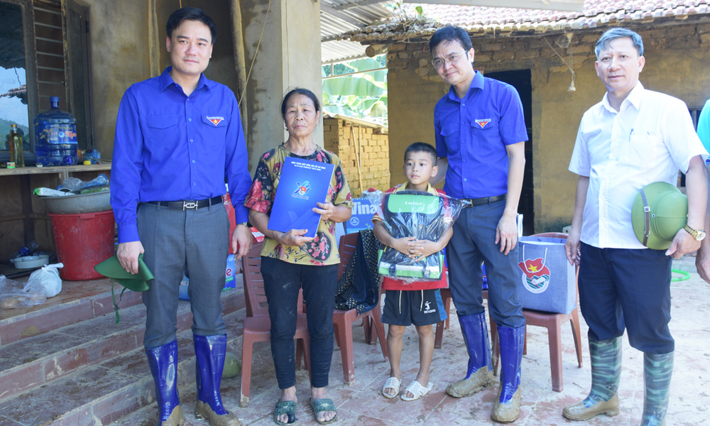 Bí thư thứ nhất Trung ương Đoàn Bùi Quang Huy thăm, tặng quà người dân bị ảnh hưởng bởi bão lũ tại Bắc Ninh