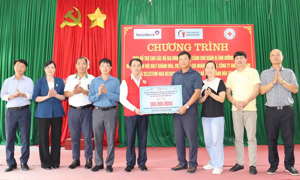  Trao 300 triệu đồng hỗ trợ người dân bị ảnh hưởng do bão lũ