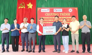 Trao 300 triệu đồng hỗ trợ người dân bị ảnh hưởng do bão lũ