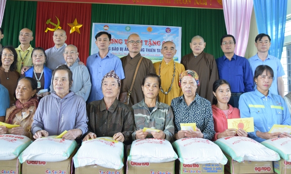 Giáo hội Phật giáo Việt Nam trao hơn 1 tỷ đồng hỗ trợ người dân bị thiệt hại do thiên tai