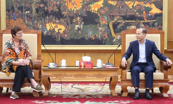 Phó Chủ tịch Thường trực UBND tỉnh Mai Sơn làm việc với lãnh đạo Trường Đại học Limoges (Cộng hòa Pháp)