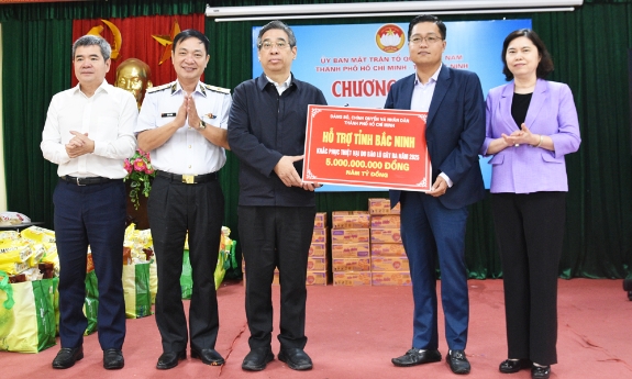 Thành phố Hồ Chí Minh trao 5 tỷ đồng hỗ trợ nhân dân tỉnh Bắc Ninh khắc phục thiệt hại sau bão lũ