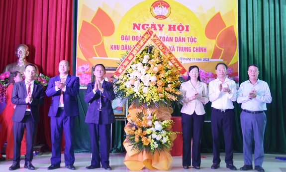 Chủ tịch Ủy ban MTTQ tỉnh Nguyễn Thị Hà dự Ngày hội Đại đoàn kết toàn dân tộc tại thôn Đào Xuyên