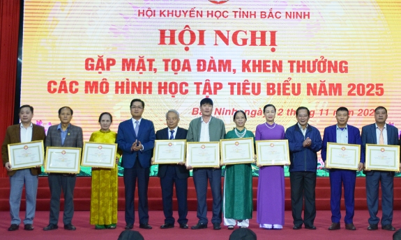 Biểu dương 100 điển hình tiên tiến trong công tác khuyến học, khuyến tài