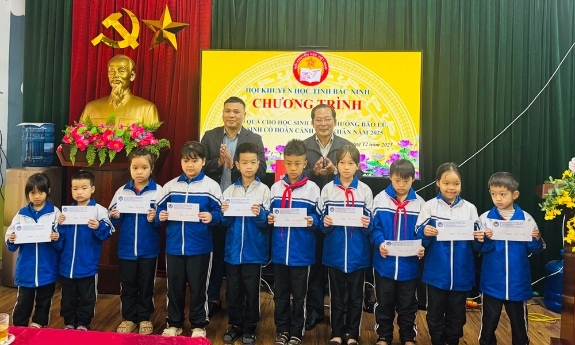 Bắc Ninh: Trao 100 suất quà cho học sinh chịu ảnh hưởng do bão lũ