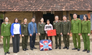 Ban Phụ nữ Công an tỉnh tổ chức chương trình “Tết ấm” tại xã An Lạc