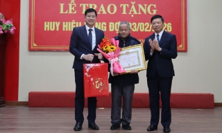 Phó Chủ tịch UBND tỉnh Đào Quang Khải dự Lễ trao Huy hiệu Đảng tại Đảng bộ xã Tam Tiến