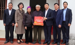 Phó Chủ tịch UBND tỉnh Đào Quang Khải tặng quà Tết tại xã Đồng Kỳ và Yên Thế