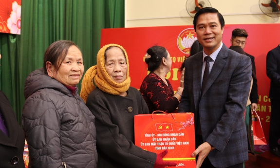 Phó Chủ tịch UBND tỉnh Lê Xuân Lợi tặng quà Tết tại thôn Núi Móng