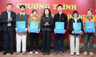 Phó Bí thư Thường trực Tỉnh ủy Nguyễn Thị Hương chúc Tết đoàn viên, công nhân lao động không về quê ăn Tết tại phường Nếnh