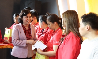 Phó Chủ tịch Thường trực HĐND tỉnh Trần Thị Hằng động viên người lao động tại doanh nghiệp