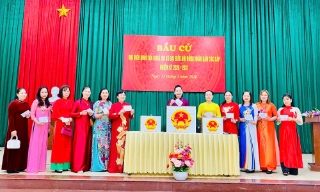 Phụ nữ Bắc Ninh nô nức diện trang phục truyền thống thực hiện quyền công dân