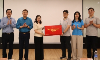 Phó Chủ tịch HĐND tỉnh Lâm Thị Hương Thành thăm, động viên doanh nghiệp, người lao động