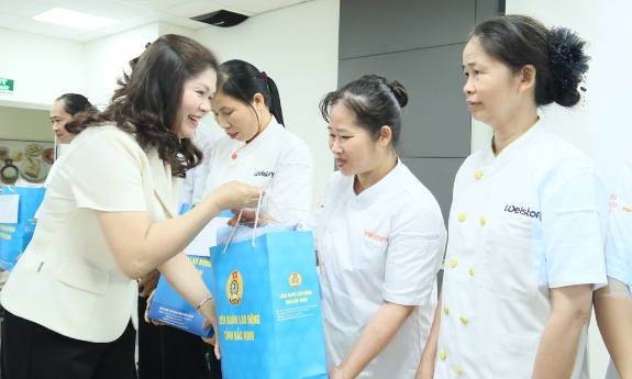 Phó Chủ tịch HĐND tỉnh Lâm Thị Hương Thành thăm, động viên doanh nghiệp, người lao động tại xã Tam Giang