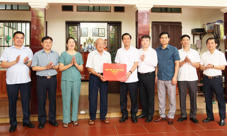  Phó Chủ tịch UBND tỉnh Lê Xuân Lợi thăm, tặng quà người có công tại phường Từ Sơn