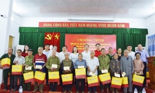 Trao quà cho 50 gia đình người có công tại Bắc Ninh