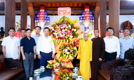 Phó Chủ tịch UBND tỉnh chúc mừng chức sắc Phật giáo nhân Đại lễ Phật đản 