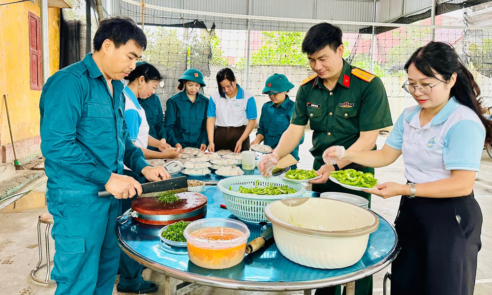  Phụ nữ tiếp sức lực lượng dân quân tự vệ tham gia huấn luyện