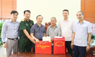 Bắc Ninh: Phó Trưởng Đoàn Đại biểu Quốc hội tỉnh Trần Văn Tuấn thăm, tặng quà người có công phường Trạm Lộ