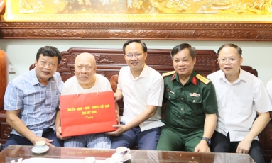  Phó Chủ tịch UBND tỉnh Bắc Ninh Phạm Văn Thịnh thăm, tặng quà người có công phường Phương Liễu