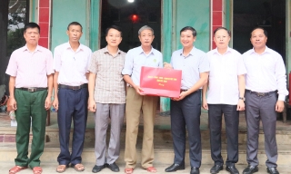  Bắc Ninh: Chủ tịch HĐND tỉnh Nguyễn Việt Oanh thăm, tặng quà người có công xã Hoàng Vân