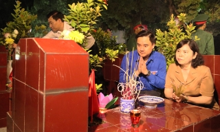 Bắc Ninh: Lãnh đạo tỉnh thắp nến tri ân các Anh hùng liệt sĩ tại phường Vũ Ninh và Tân An