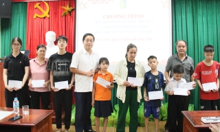 Bắc Ninh: Trao hơn 160 triệu đồng quà và học bổng cho trẻ khiếm thị