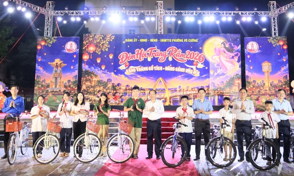 Bắc Ninh: Rộn ràng “Đêm hội trăng rằm” tại phường Võ Cường