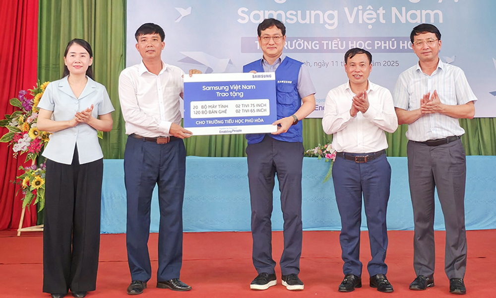 Samsung Việt Nam trao tặng 1 phòng máy tính cho Trường Tiểu học Phú Hòa