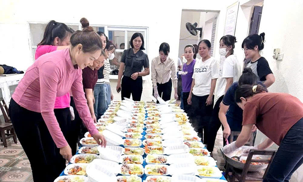  Bắc Ninh: Hàng nghìn suất ăn gửi đến bà con vùng lũ