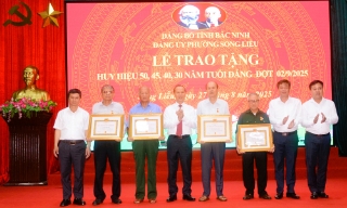 Trao Huy hiệu Đảng đợt 2/9 cho 23 đảng viên tại phường Song Liễu