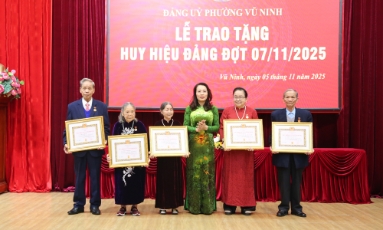  Đồng chí Nguyễn Thị Hương dự Lễ trao Huy hiệu Đảng tại Đảng bộ phường Vũ Ninh