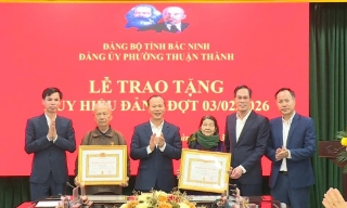 Phó Chủ tịch Thường trực UBND tỉnh Mai Sơn dự Lễ trao Huy hiệu Đảng đợt 3/2 tại Đảng bộ phường Thuận Thành