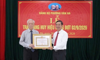 Chủ tịch HĐND tỉnh Nguyễn Việt Oanh dự Lễ trao tặng Huy hiệu Đảng đợt 2/9 tại phường Vân Hà